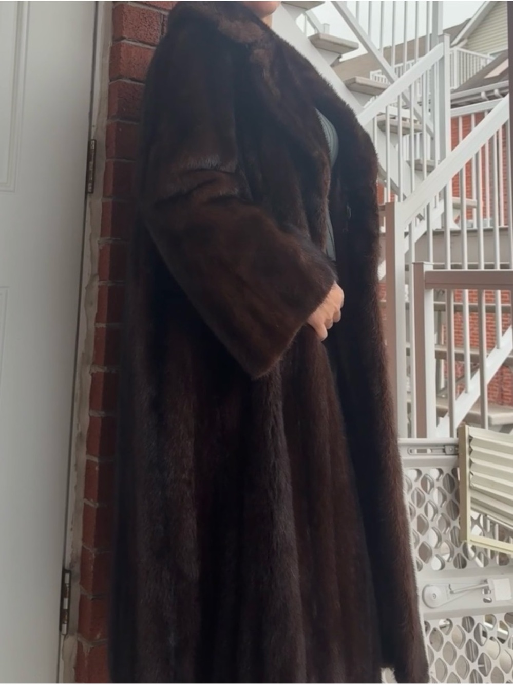 Luxurious Dark Brown Women's Fur Coat - Picture 5 of 5